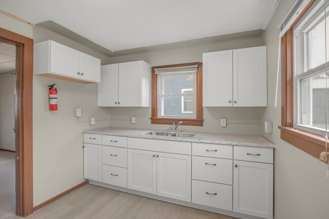 Photo - 521 Main St E