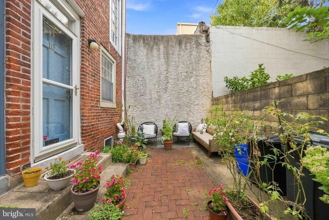Photo - 725 Pemberton St