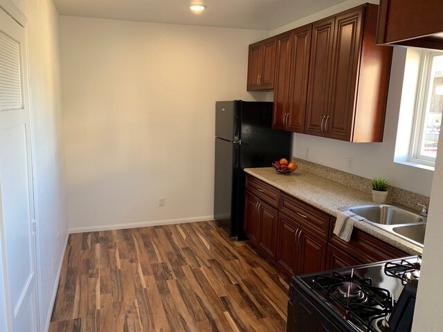 Photo - 5502-5506 University Ave