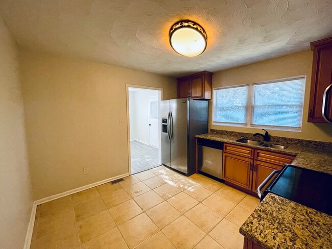 Photo - 1211 Victoria Blvd