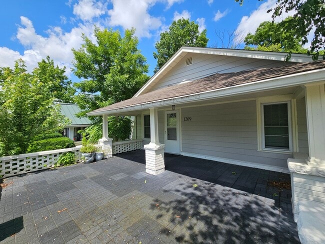 Photo - 1209 S Lincoln St Unit 1