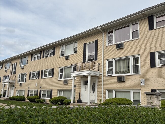 Building Photo - 4932 N Leonard Dr