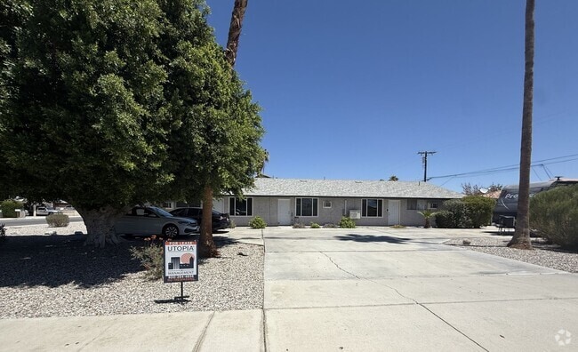 Building Photo - AVAILABLE NOW!!! 2 Bedroom / 1 Bathroom Ap... Unit 03 Rental