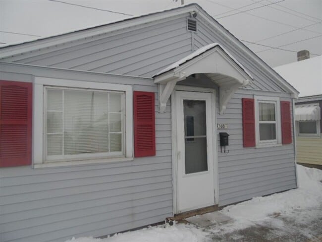 Building Photo - 2 Bedroom Home Available