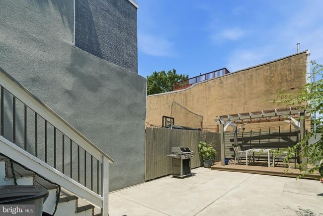 Photo - 2525 Brown St