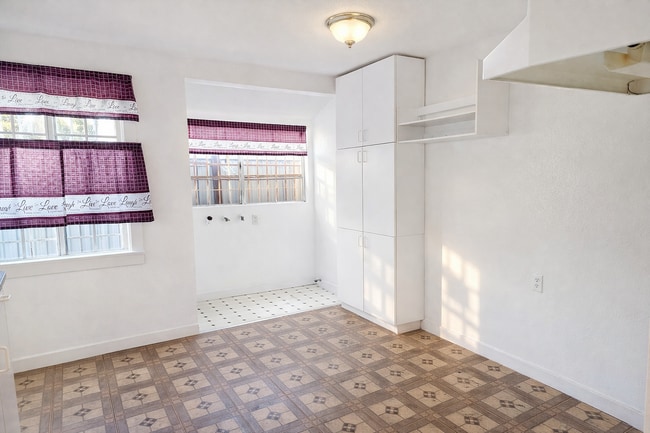 Photo - 1007 W 74th St