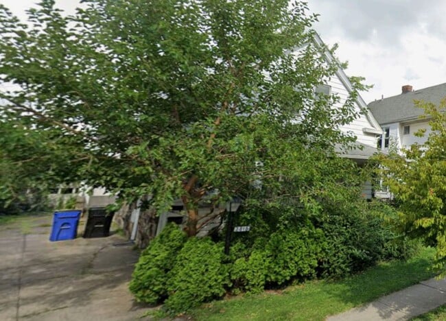 Building Photo - 2-Bedroom Apartment in Quiet 4-Plex with O... Unit E 127Th- #2 Upper Front