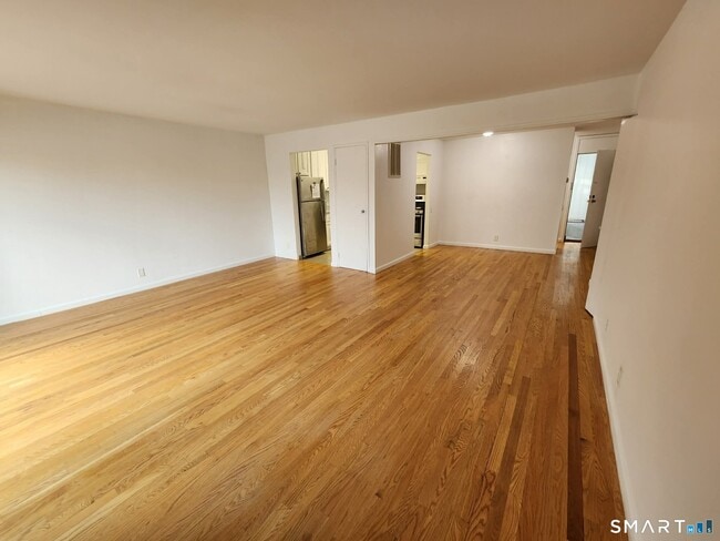 Building Photo - 2 Cook Close Unit 2