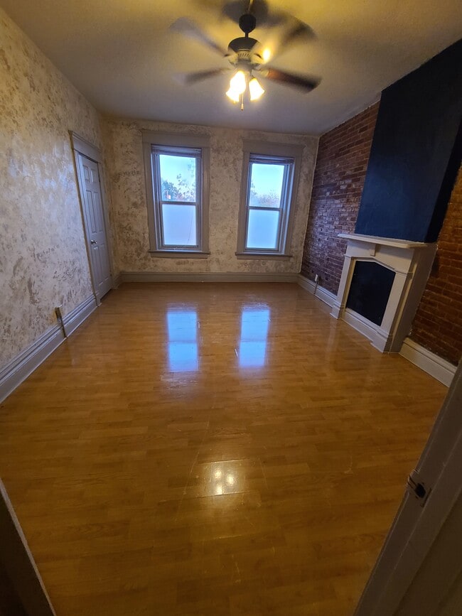 Building Photo - 2009 Bryan Ave Unit 2009 Apt A, upstairs