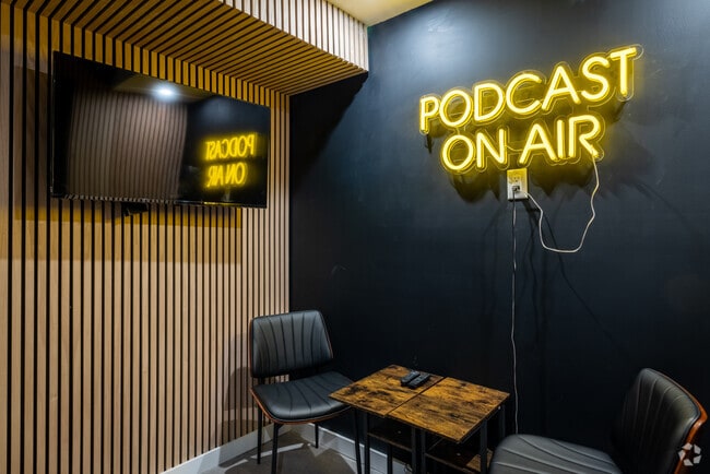 Sala de podcast - 75 S Main St