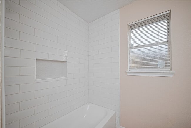 Building Photo - 1612 Sleepy Hollow Dr