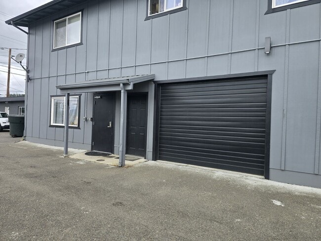 Building Photo - 2037 NE Stephens St Unit Garage # 1