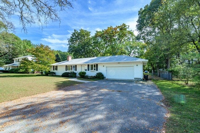 Photo - 557 Maple Rd