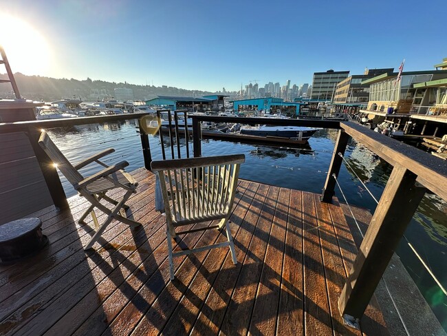 Building Photo - Floating Home on Lake Union – 1 Bed / 1 Ba...