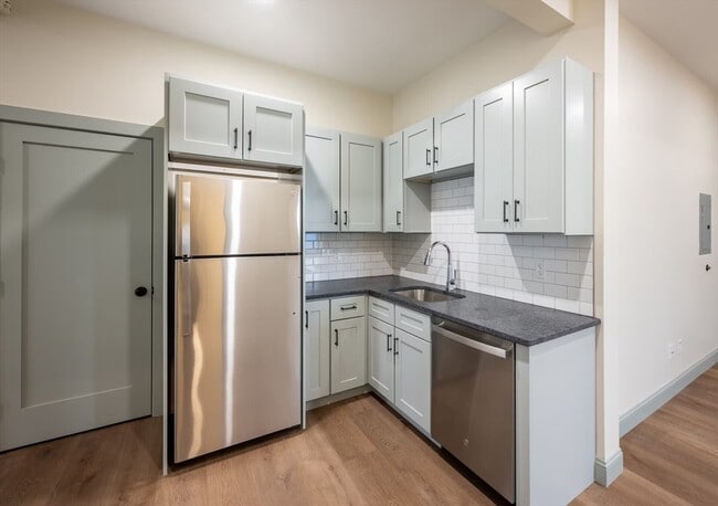 Building Photo - 160 Seabury St Unit 9