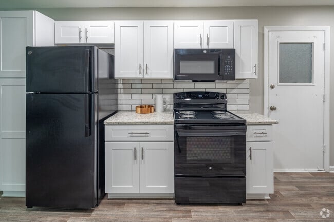 2BR, 2BA - Renovated - 953SF - Kitchen