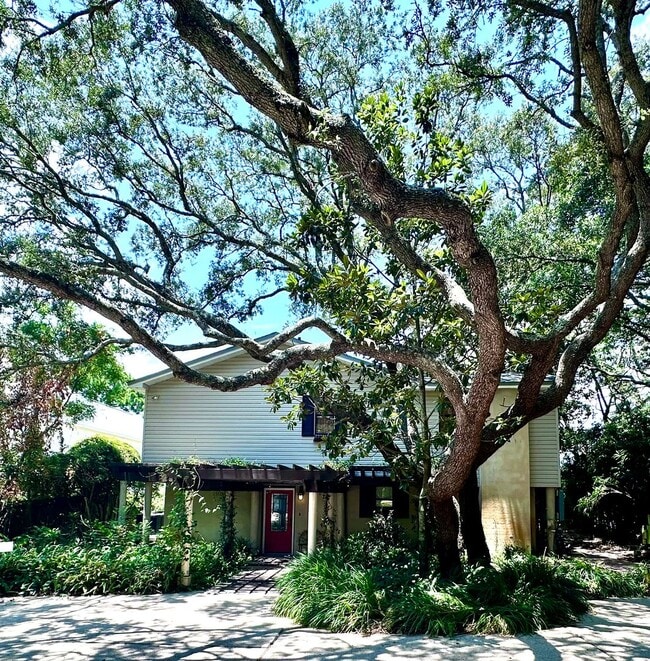 Photo - Beautiful 3B/3.5B Waterfront Fully Furnish...