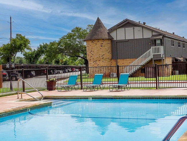 Piscina comunitaria en el lugar. - Camelot Apartments in Wichita Falls TX