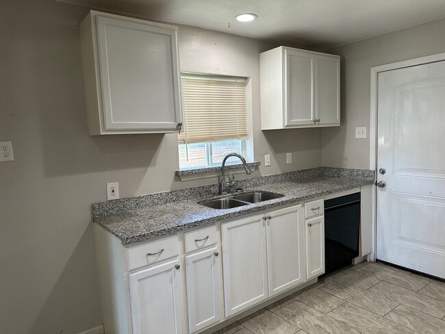 Photo - 1226 W 4th St