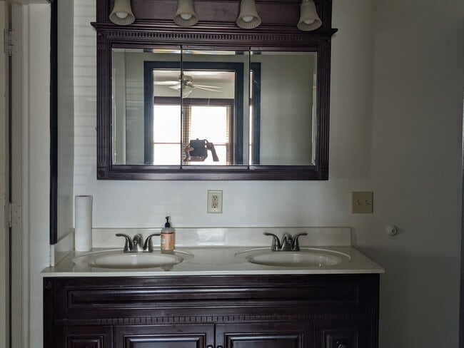 Photo - 613 N Chestnut St