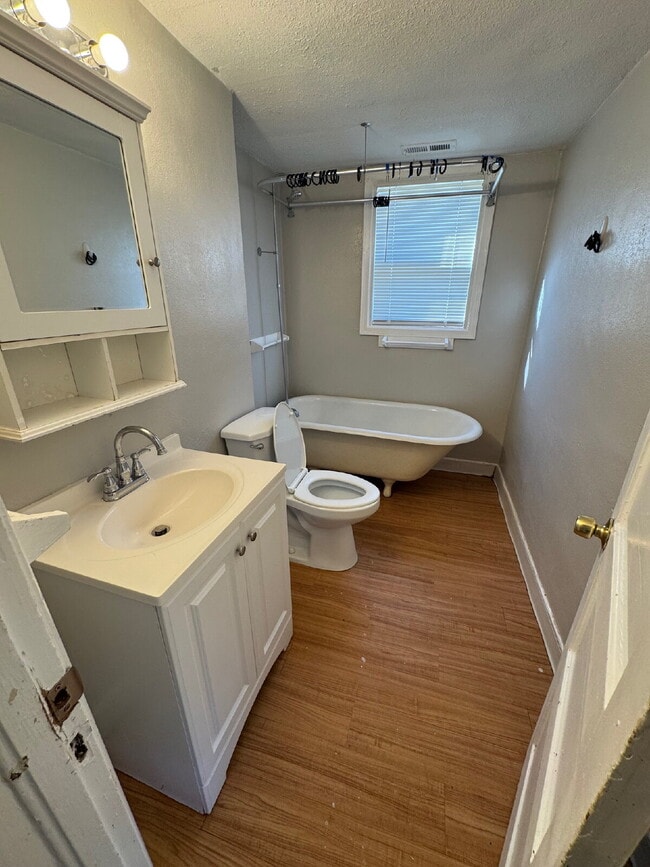 Photo - "Cozy 1-Bedroom Haven in Wichita's Heart – Your Perfect Urban Retreat Awaits!" Unidad 1