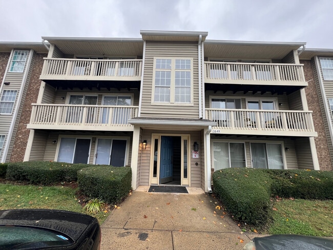 Building Photo - Room in Apartment on Arlyn Cir