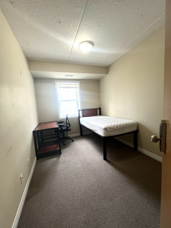 Building Photo - 253-253 Lester St Unit 1