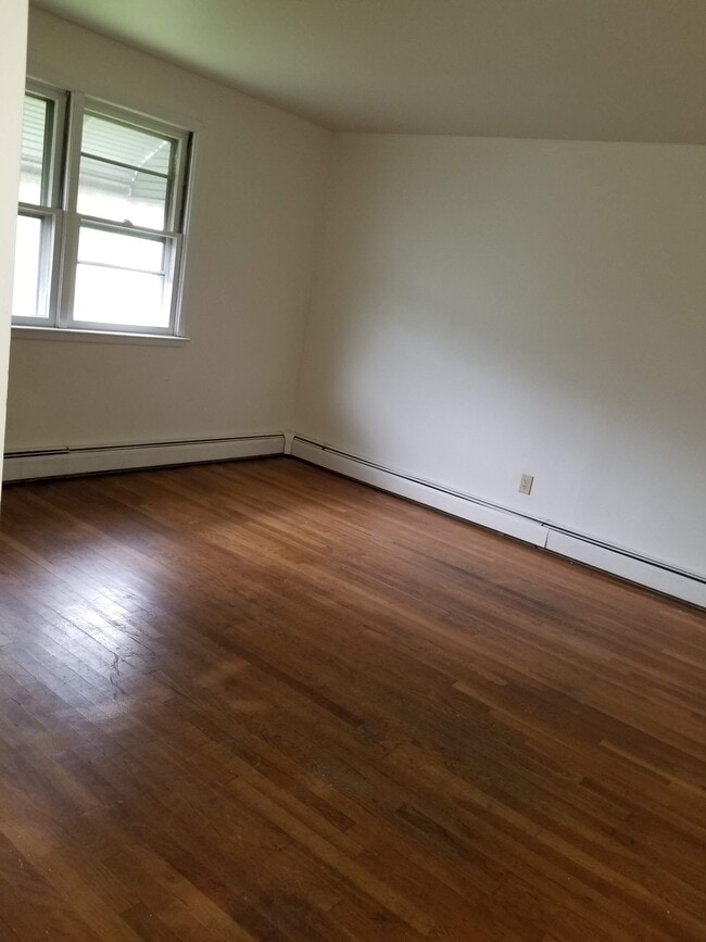 #2 Bedroom - 37 Grant St