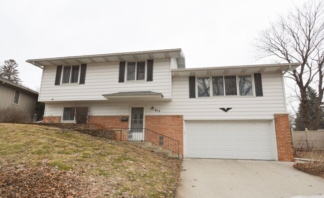Building Photo - Absolutely pristine, unique multi-level floor plan