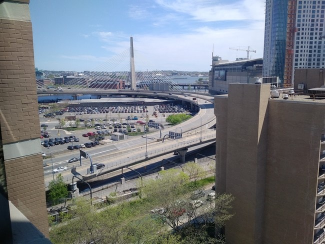 Vista desde el dormitorio y el balcón cerrado. - 6 Whittier Pl Unidad 14J
