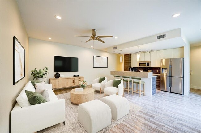 Building Photo - 604 N Bluff Dr Unit 151