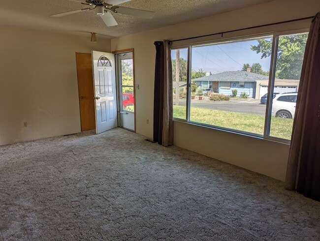 Photo - Spacious Clarkston 3 bed/2 Bath Pet-friendly House with Large Fenced Backyard