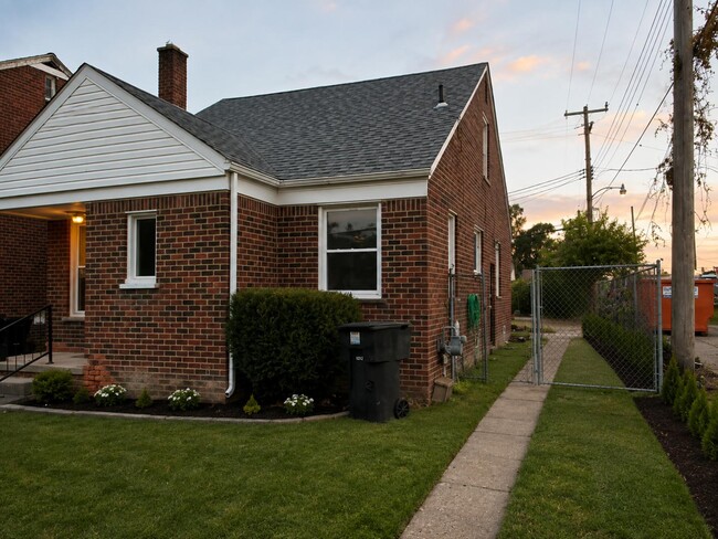 Photo - 16889 Murray Hill St