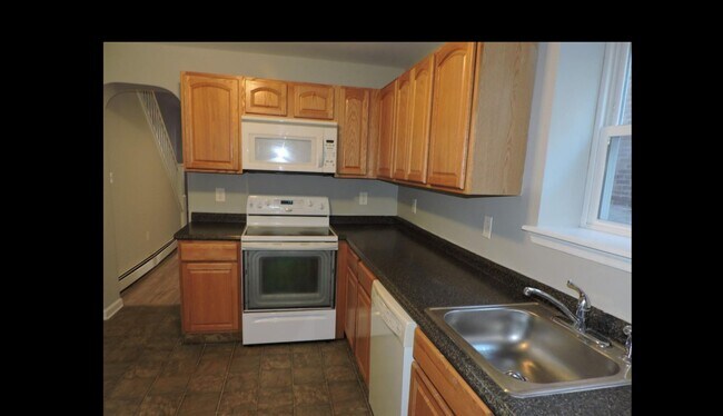 Kitchen - induction stove and microwave - 342 E Marshall St Casa Adosada