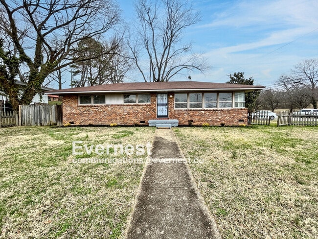 3-Bedroom, 2-Bathroom Home with Convenient... - 3-Bedroom, 2-Bathroom Home with Convenient...