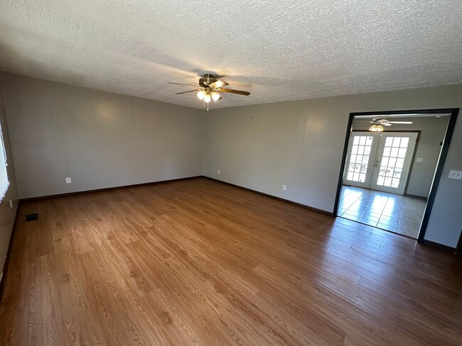 Photo - Charming 3 bedroom 2 bathroom home