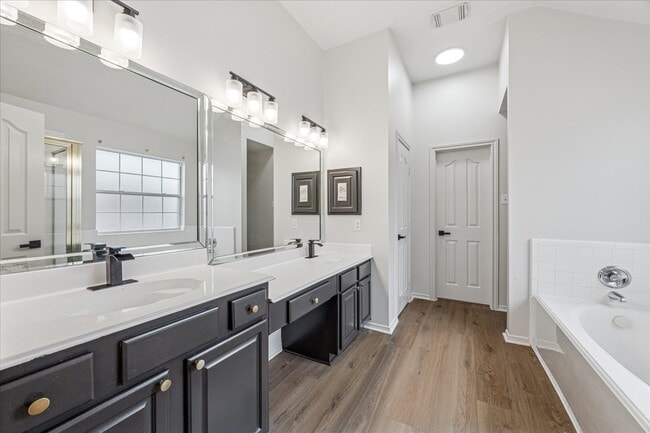 Photo - 11207 Briscoe Ln