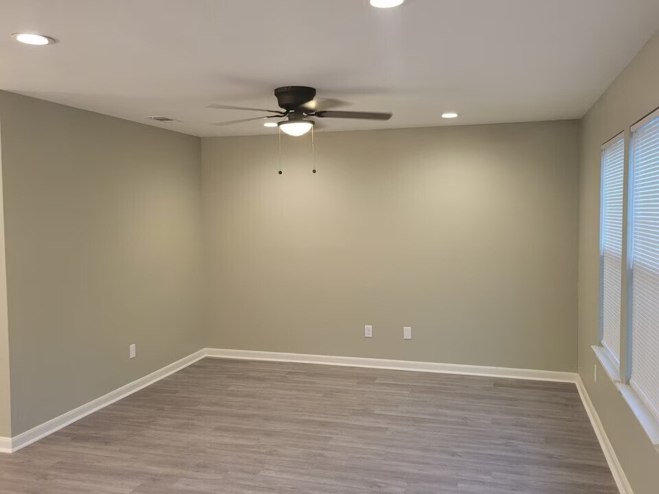 Photo - 7966 Fowlie St