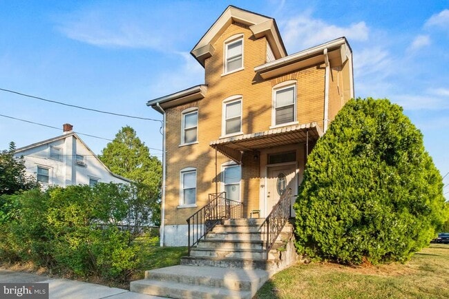 Building Photo - 201 N Line St Rental