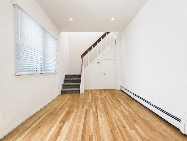 Building Photo - 55 Continental Pl Unit B