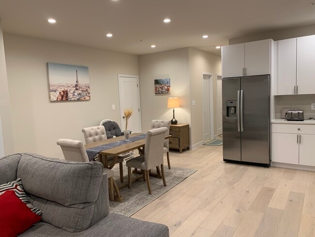 Building Photo - 2512 Elvans Rd SE Unit DC apt