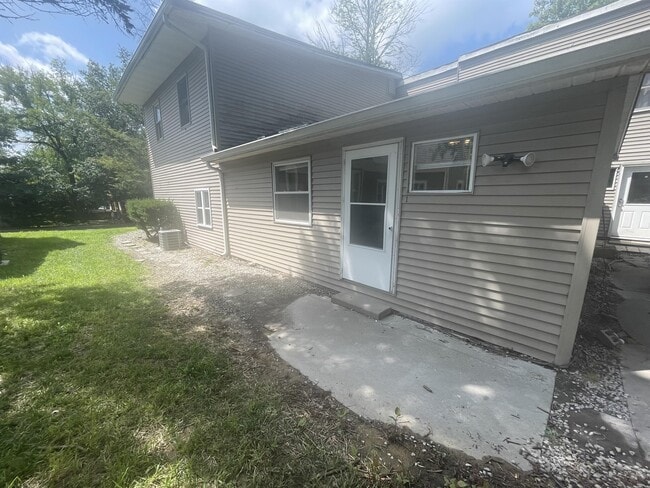 Building Photo - 521 E 7th St