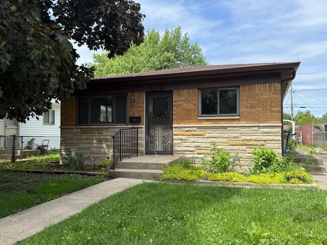 Building Photo - Spacious three bedroom one bath located on the southside.