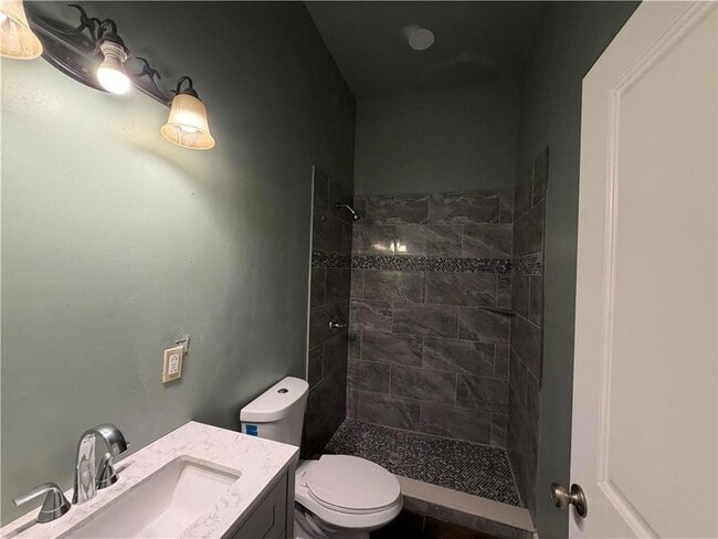 Photo - 824 Cambronne St