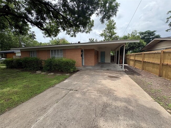 Photo - 1307 Corona Dr