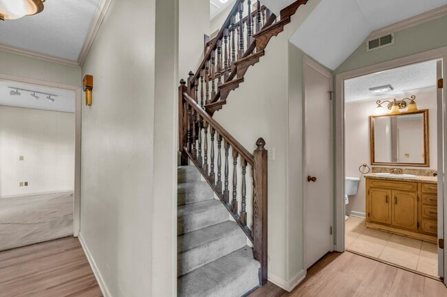 Photo - 704 19th Ave N