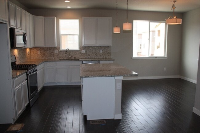 Photo - Available March 15th! "Spacious 3-Bedroom Townhouse Retreat in Aurora!" Unidad 89