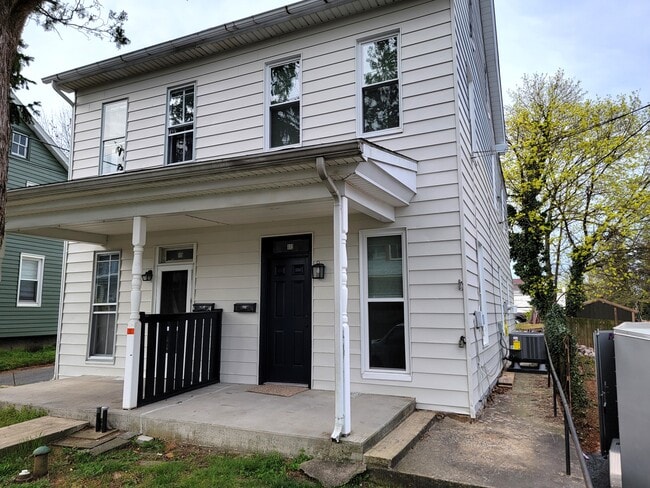 Photo - 113 E Chestnut St