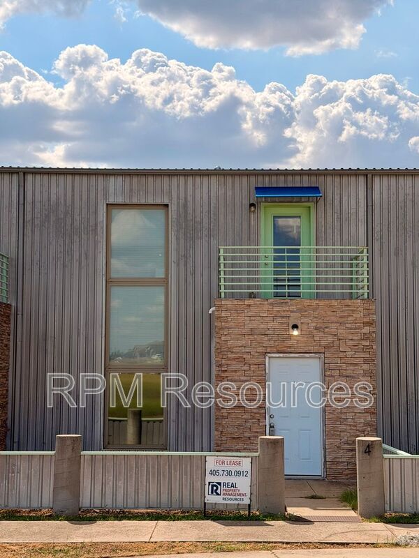 Building Photo - 300 Summit Ridge Dr