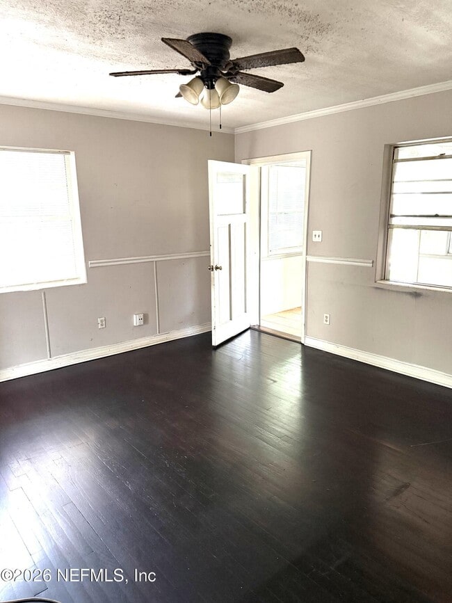 Photo - 1043 Seba St